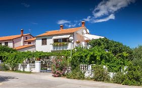 Apartman D&D, Dvorine 63